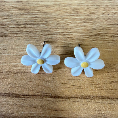 Daisy Earrings (studs)