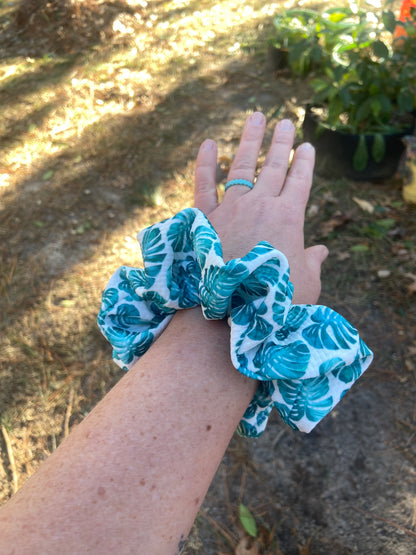 monstera scrunchie on arm